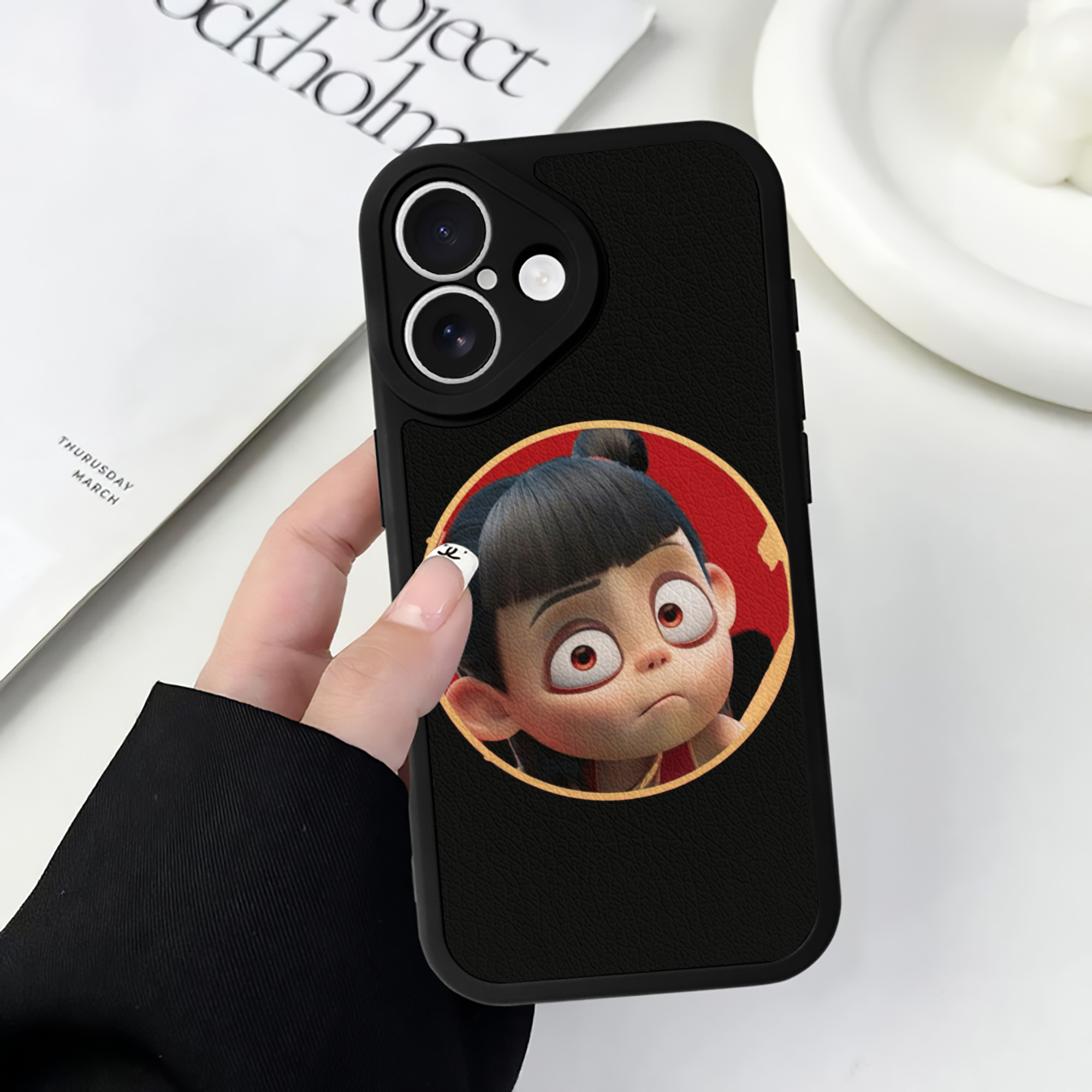 （画像用） Ne Zha 2 ナタ 魔童の大暴れ 【iPhone 16シリーズ対応】シリコンスマホケース（レザー調） 材質：シリコン